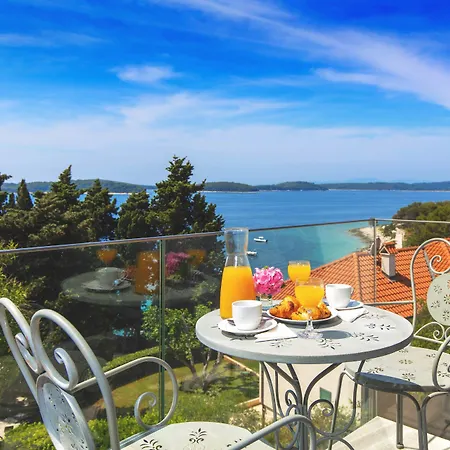 Lägenhetshotell Pharia And - By The