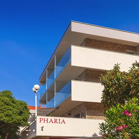 Pharia And - By The Ξενοδοχείο με διαμερίσματα Χβαρ