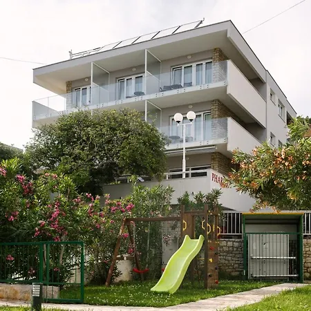 アパートホテル Pharia And - By The