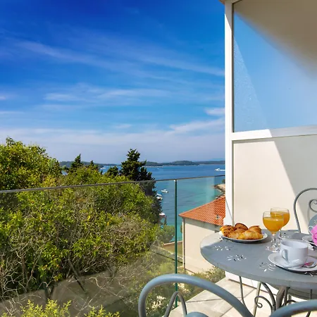 Pharia And - By The 3* フヴァル