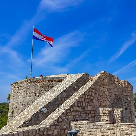 Ξενοδοχείο με διαμερίσματα Pharia And - By The Χβαρ