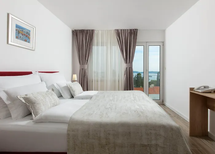 Lejlighedshotel Pharia And - By The