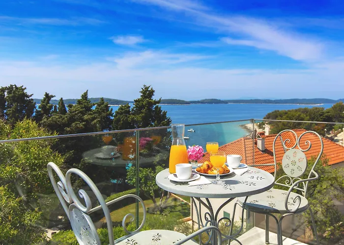 Lejlighedshotel Pharia And - By The