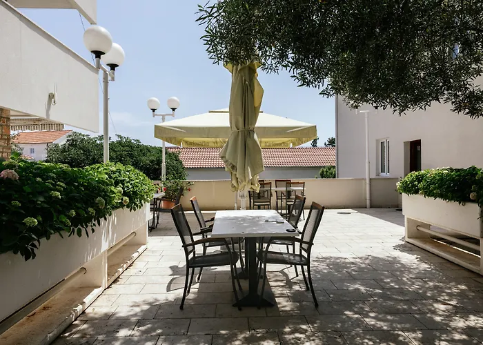 Lejlighedshotel Pharia And - By The