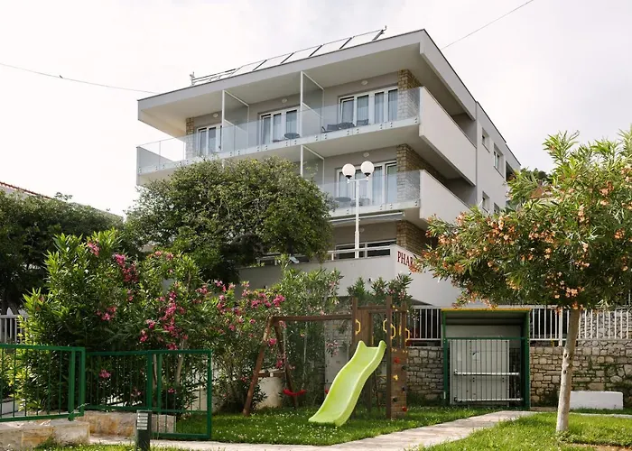 Ξενοδοχείο με διαμερίσματα Pharia And - By The